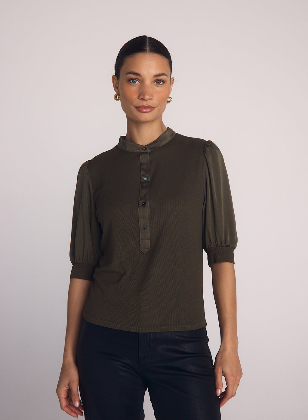 Bella Dahl Short Sleeve Placket Shirt in Ivy Green