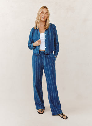 Bella Dahl Long Sleeve Cropped Shirt in Indigo Stripe