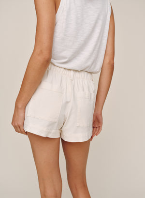 B3487-D06-303 - SIDE SLIT TENNIS SHORT