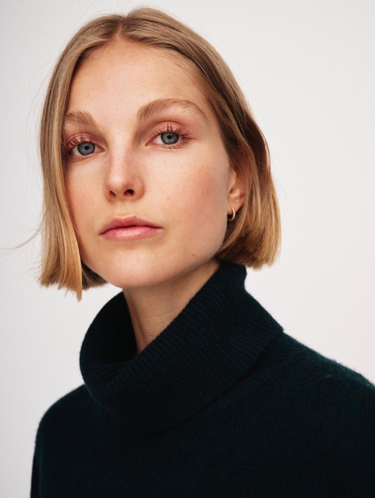 White + Warren Cashmere Essential Turtleneck Sweater in Black