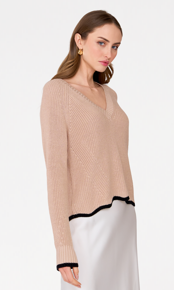 Autumn Cashmere Tipped Scallop Shaker V Neck in Latte Combo